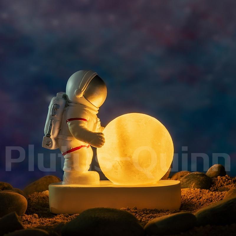 Universe Light™ Astronaut Moon Lamp